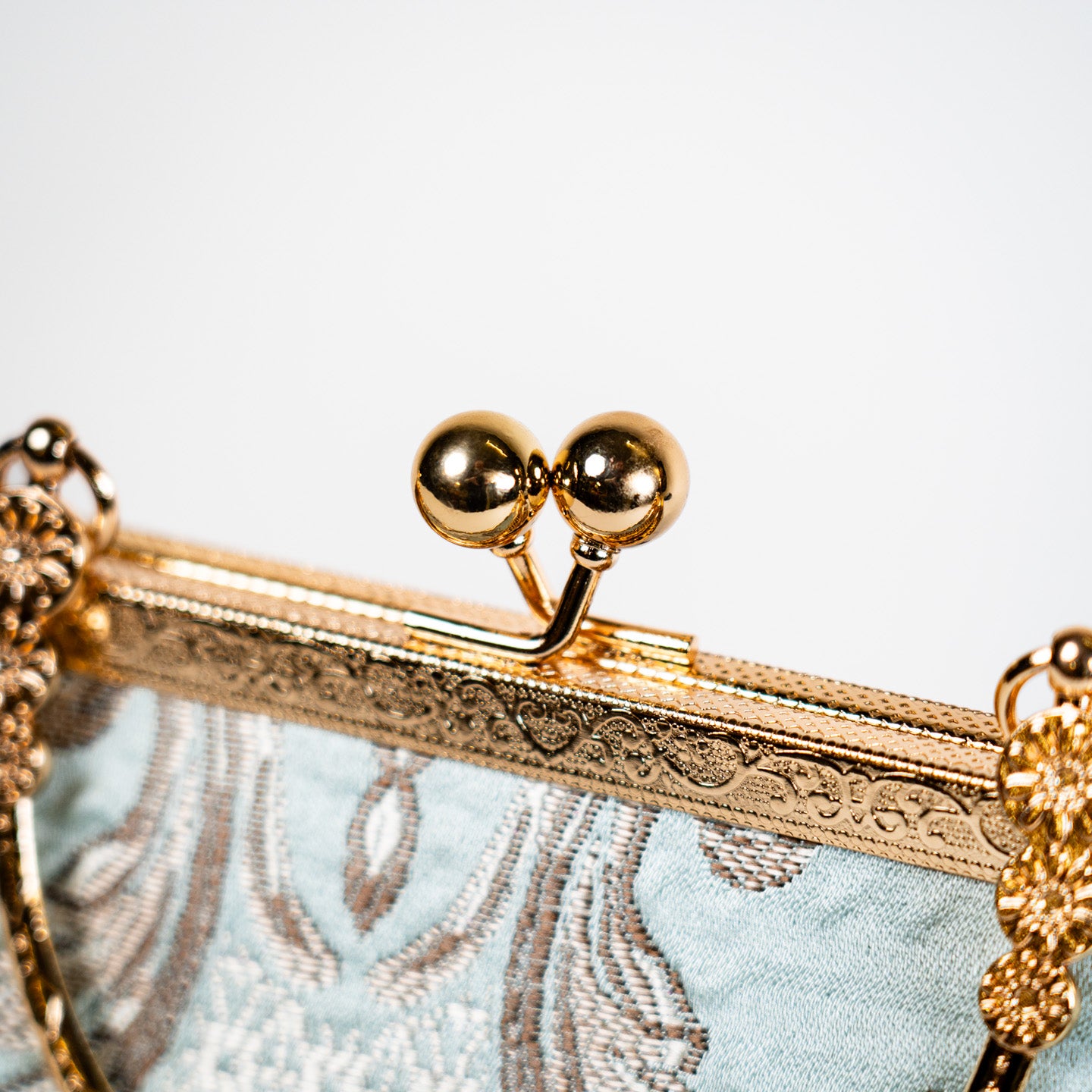Lovely Daisy Kiss Lock Handbag - Light Blue